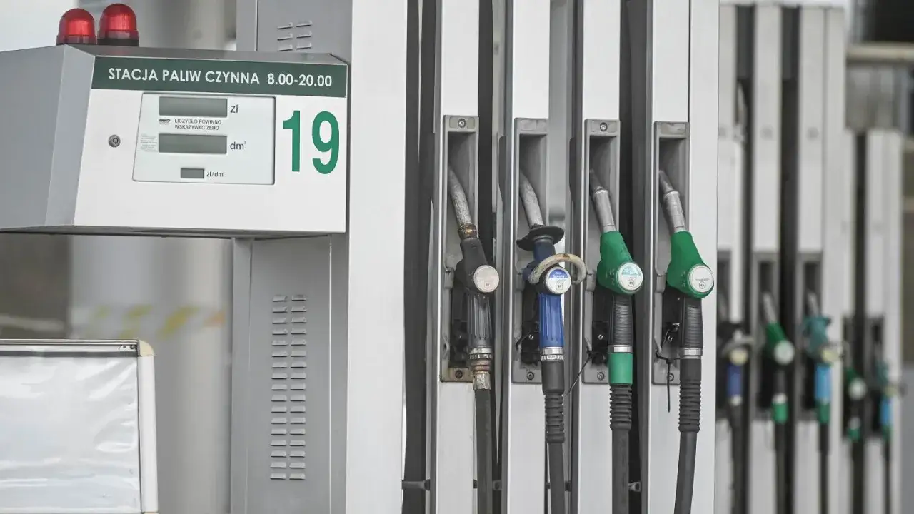 Stacja paliw BP czynna 8-20. Na dystrybutorach widoczne są pistolety, a na wyświetlaczu cena paliwa za litr dzisiaj.