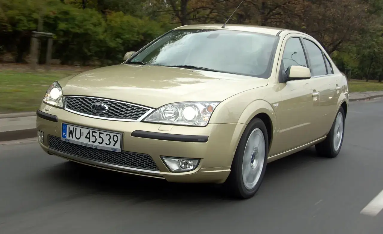 Złoty Ford Mondeo MK3 w ruchu, z widocznym polskim numerem rejestracyjnym WU 45539.