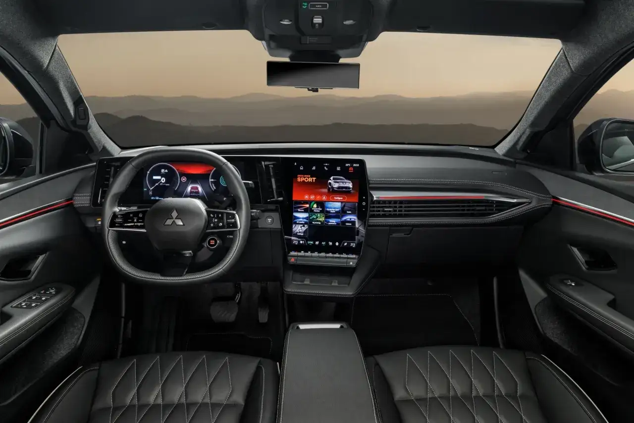 Wnętrze Mitsubishi Eclipse Cross z nowoczesnym ekranem dotykowym i cyfrowymi zegarami.