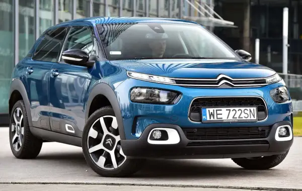 Niebieski, mały SUV dla kobiety, idealny do miasta. Stylowy i praktyczny Citroen C4 Cactus.