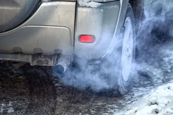 Zimowy poranek, a z rury wydechowej wydobywa się gęsty dym. Ten diesel kopci na czarno, wskazując na problemy z silnikiem lub paliwem.