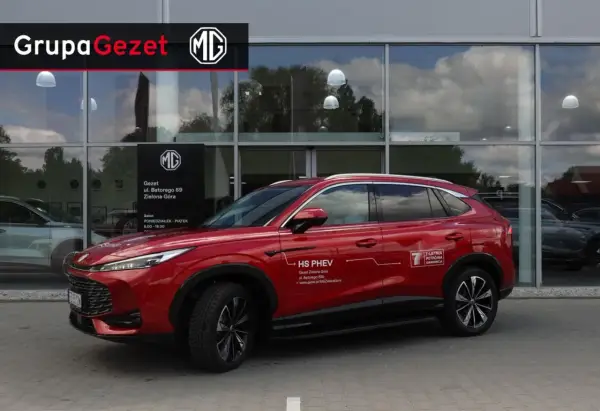 Czerwony MG HS PHEV przed salonem Gezet w Zielonej Górze. Warto sprawdzić ich ofertę, by wyrobić sobie opinię.