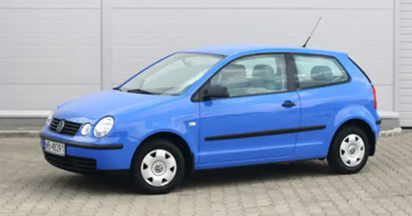 Niebieski Volkswagen Polo 1.2 benzyna, widok z boku.