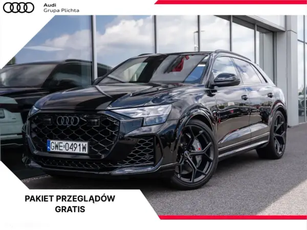 Czarny Audi RSQ8 lśni na tle salonu. Pakiet przeglądów gratis.