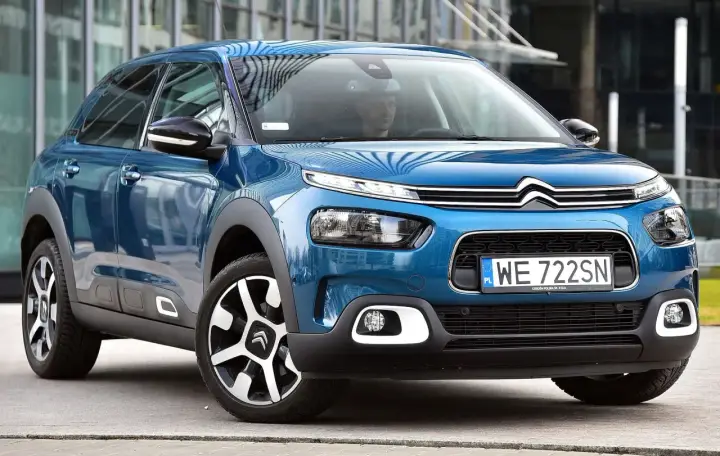 Niebieski, mały SUV dla kobiety, idealny do miasta. Stylowy i praktyczny Citroen C4 Cactus.
