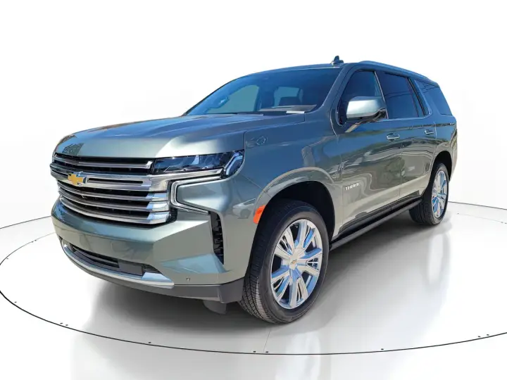Nowy, szary Chevrolet Tahoe prezentuje się imponująco na białym tle.