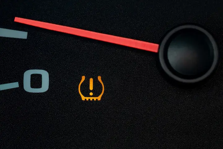 Kontrolka TPMS co to? Oznacza niski poziom ciśnienia w oponach. Czas sprawdzić opony!