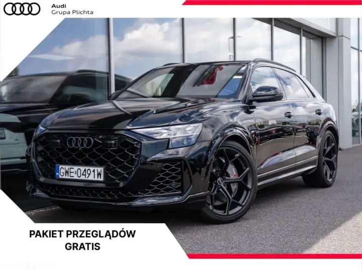 Czarny Audi RSQ8 lśni na tle salonu. Pakiet przeglądów gratis.