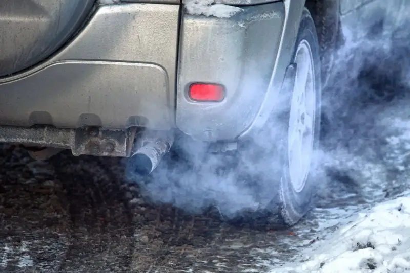 Zimowy poranek, a z rury wydechowej wydobywa się gęsty dym. Ten diesel kopci na czarno, wskazując na problemy z silnikiem lub paliwem.