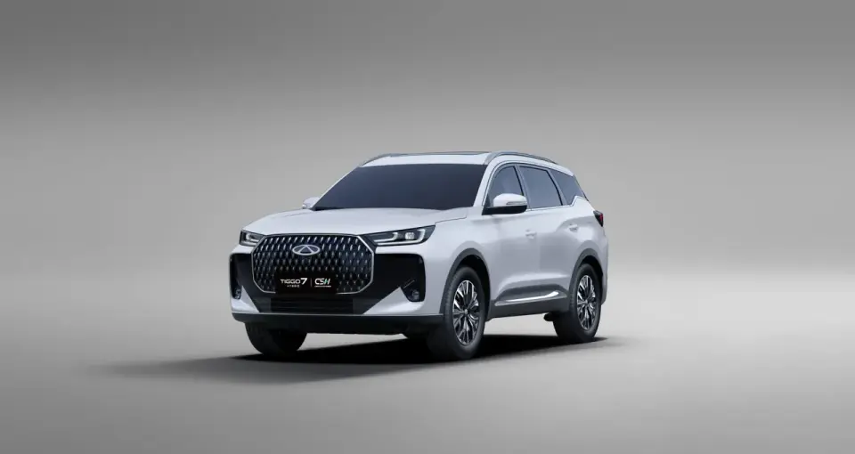 Biały Chery Tiggo 7 Pro z nowoczesnym grillem i światłami LED, prezentujący się na szarym tle.