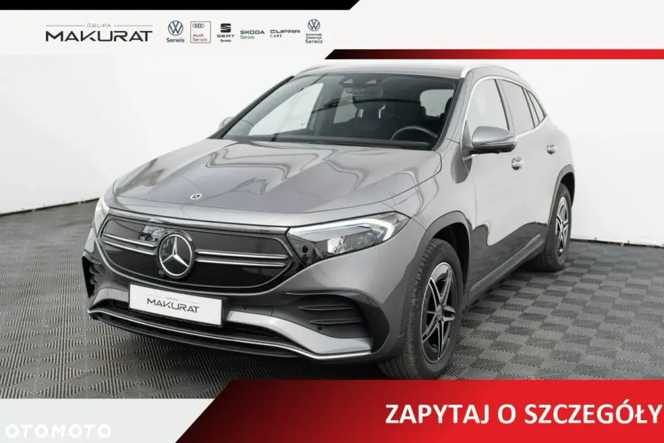 Szary Mercedes EQA 250 stoi na parkingu. Elegancki, elektryczny SUV z charakterystycznym przodem.