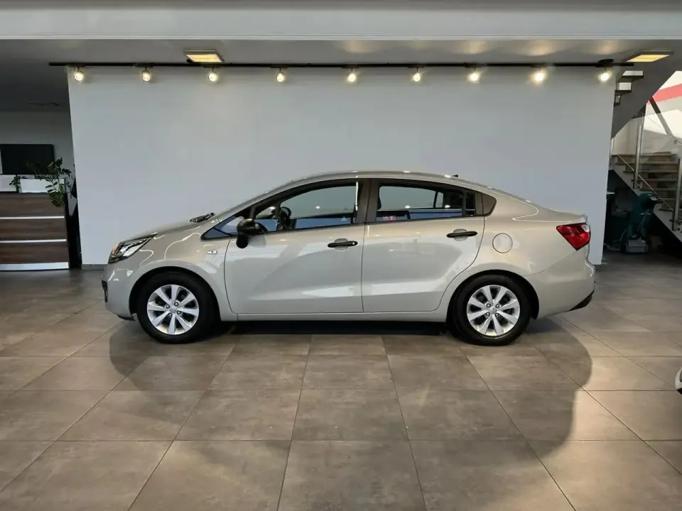 Srebrny sedan Kia Rio, idealny do miasta. Poznaj jego kompaktowe kia rio wymiary.